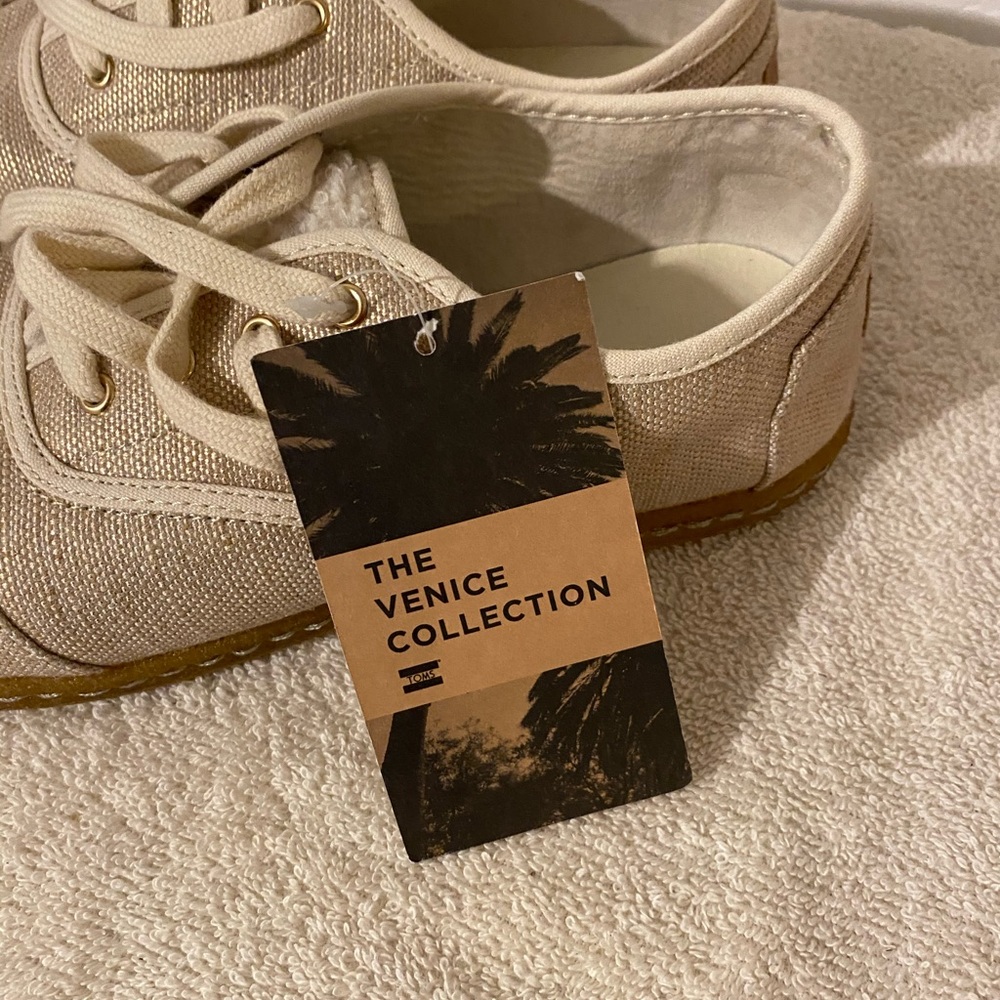 Toms - Picture 2 of 7